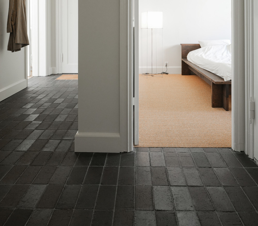 Moderne Innenarchitektur mit schwarz-bunten Pflasterklinkern | Klinkerwerke Muhr