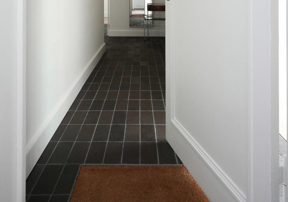 Moderne Innenarchitektur mit schwarz-bunten Pflasterklinkern | Klinkerwerke Muhr