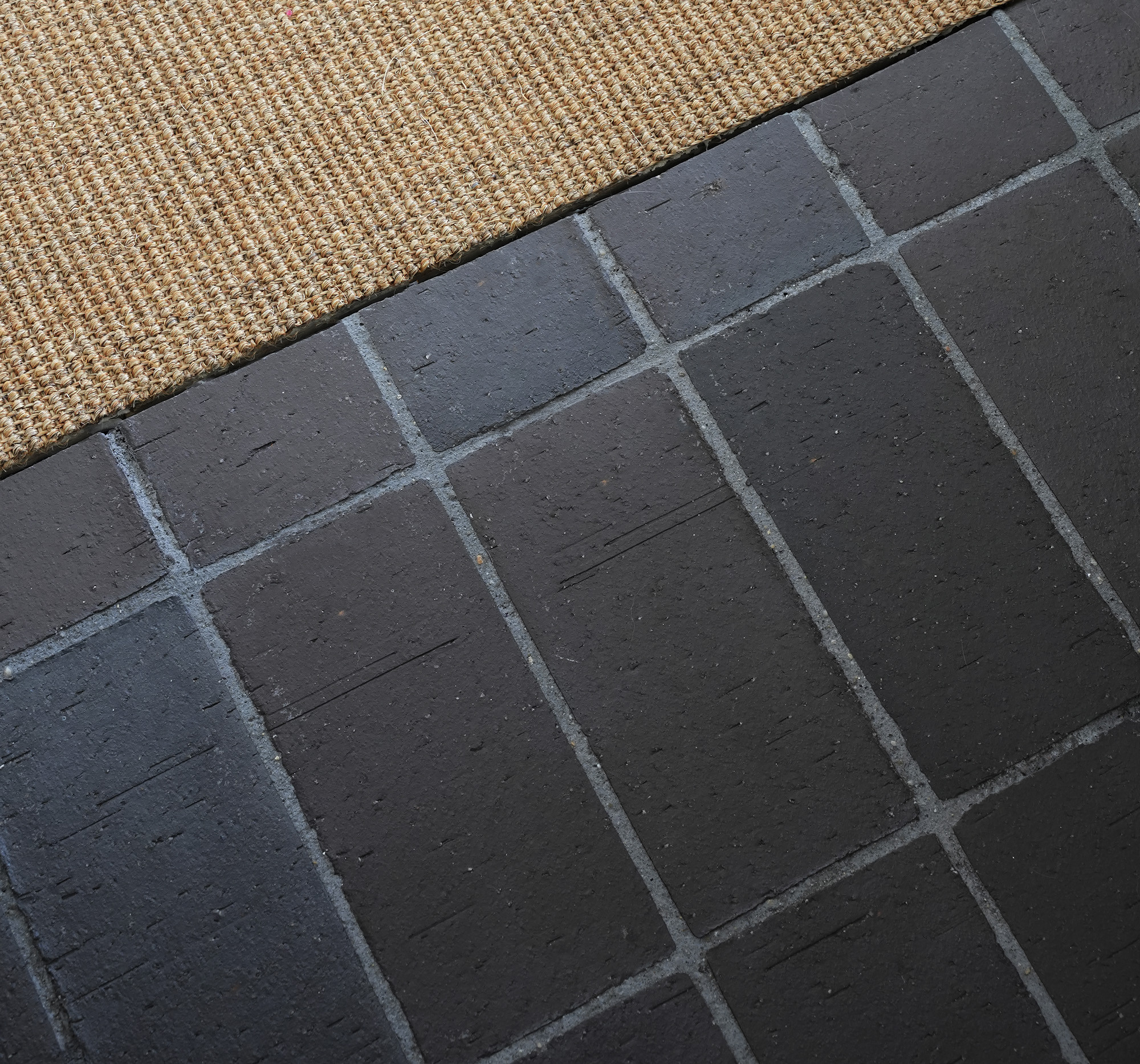 Moderne Innenarchitektur mit schwarz-bunten Pflasterklinkern | Klinkerwerke Muhr
