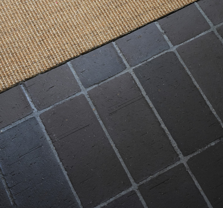 Moderne Innenarchitektur mit schwarz-bunten Pflasterklinkern | Klinkerwerke Muhr