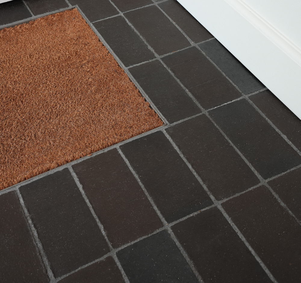 Moderne Innenarchitektur mit schwarz-bunten Pflasterklinkern | Klinkerwerke Muhr