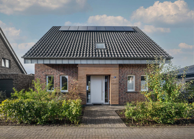 Rot-bunte Fassade mit Holz-Element | Klinkerwerke Muhr