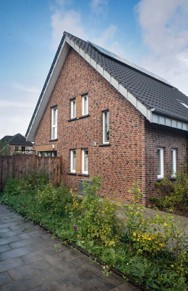 Rot-bunte Fassade mit Holz-Element | Klinkerwerke Muhr