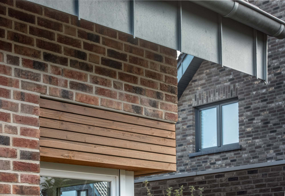 Rot-bunte Fassade mit Holz-Element | Klinkerwerke Muhr