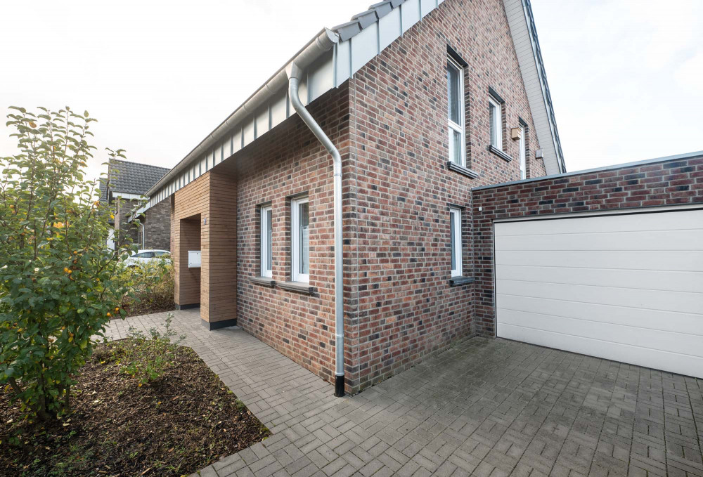 Rot-bunte Fassade mit Holz-Element | Klinkerwerke Muhr