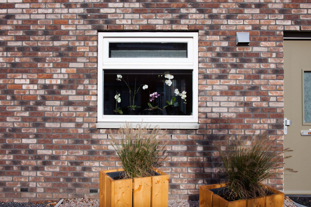 Schwarzbunte Vielfalt in Reihe | Klinkerwerke Muhr