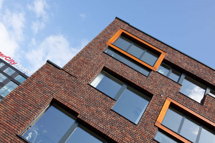 Warme Holzakzente am Appartementhaus | Klinkerwerke Muhr