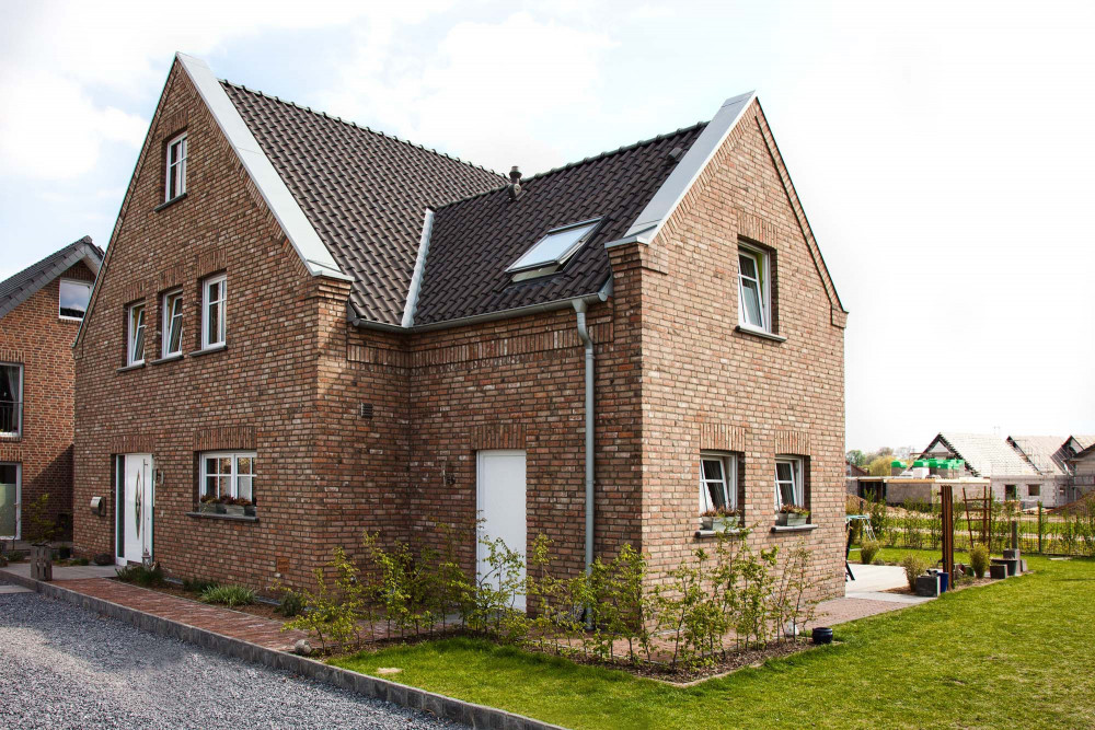 Freundliches Eigenheim mit Sattel-Walmdach | Klinkerwerke Muhr