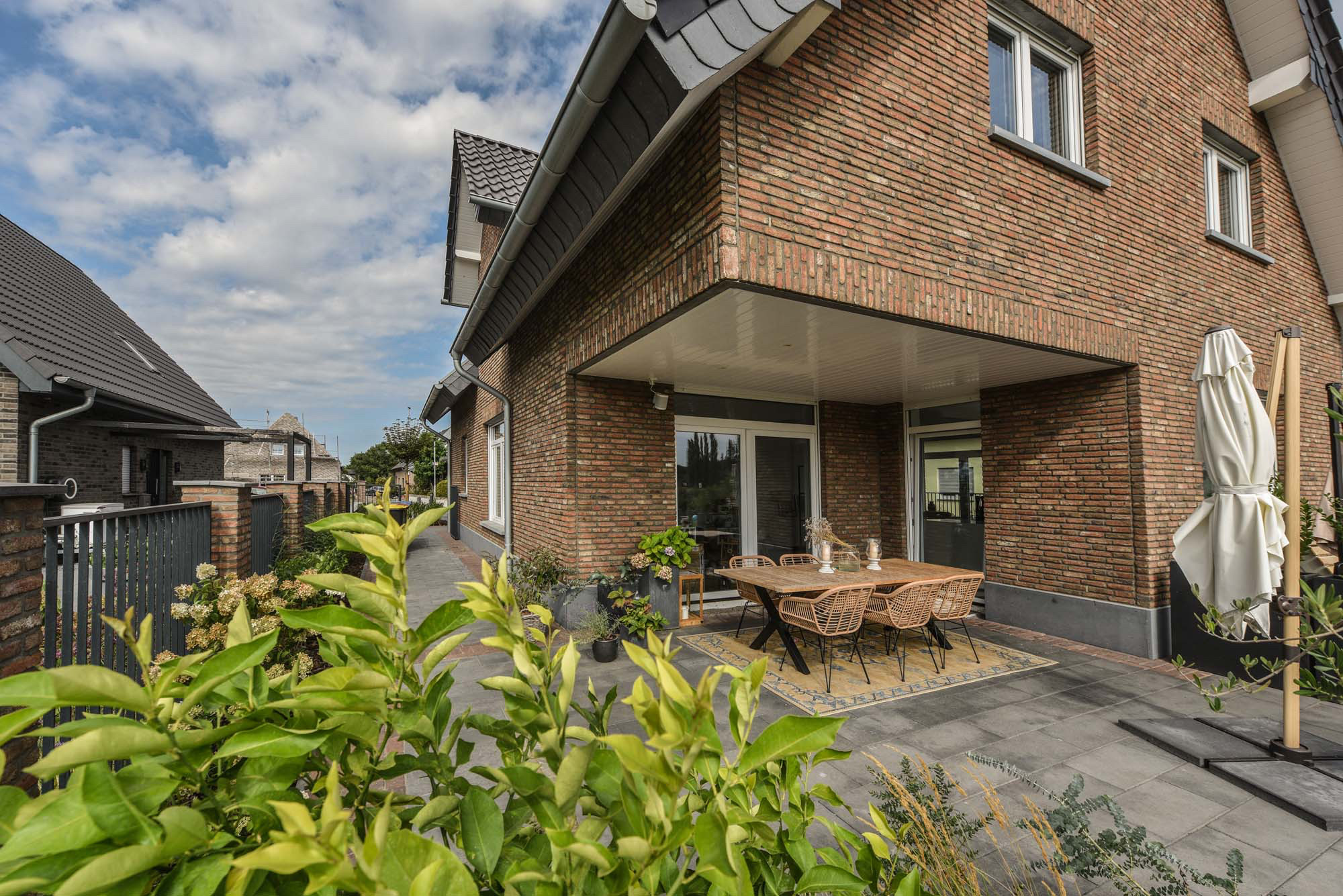 Schlankes Waalformat trifft auf modernen Terrasseneinschnitt | Klinkerwerke Muhr