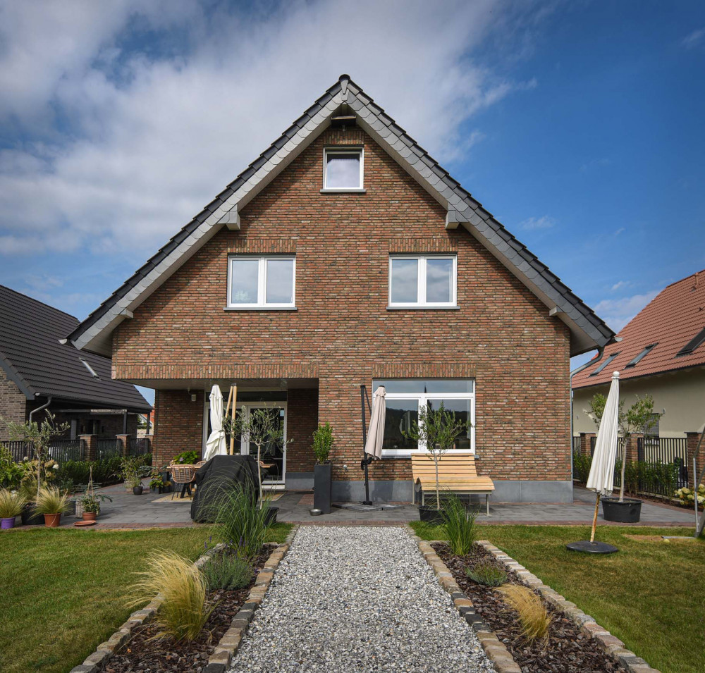 Schlankes Waalformat trifft auf modernen Terrasseneinschnitt | Klinkerwerke Muhr