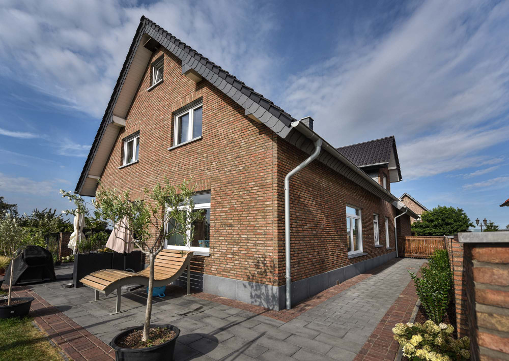 Schlankes Waalformat trifft auf modernen Terrasseneinschnitt | Klinkerwerke Muhr