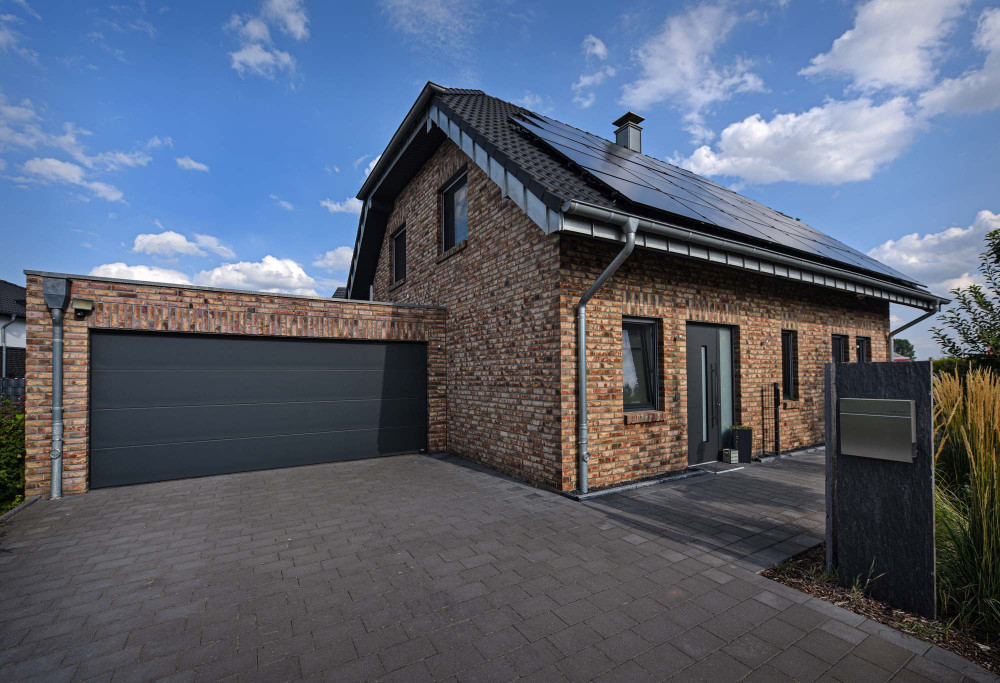 Kontrastreiche Verblendfassade mit grauer Fuge | Klinkerwerke Muhr