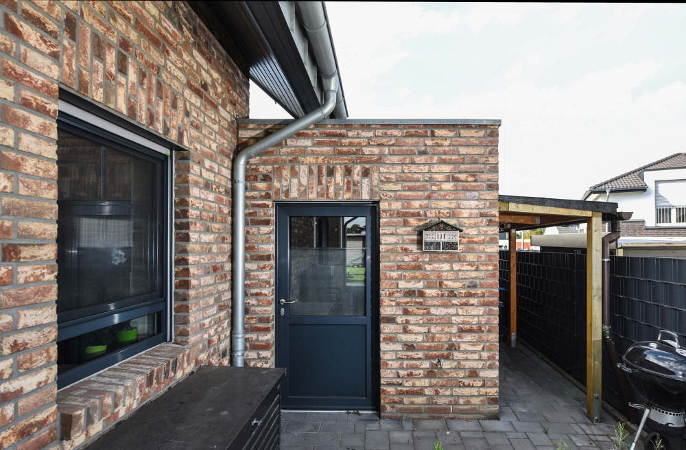 Kontrastreiche Verblendfassade mit grauer Fuge | Klinkerwerke Muhr