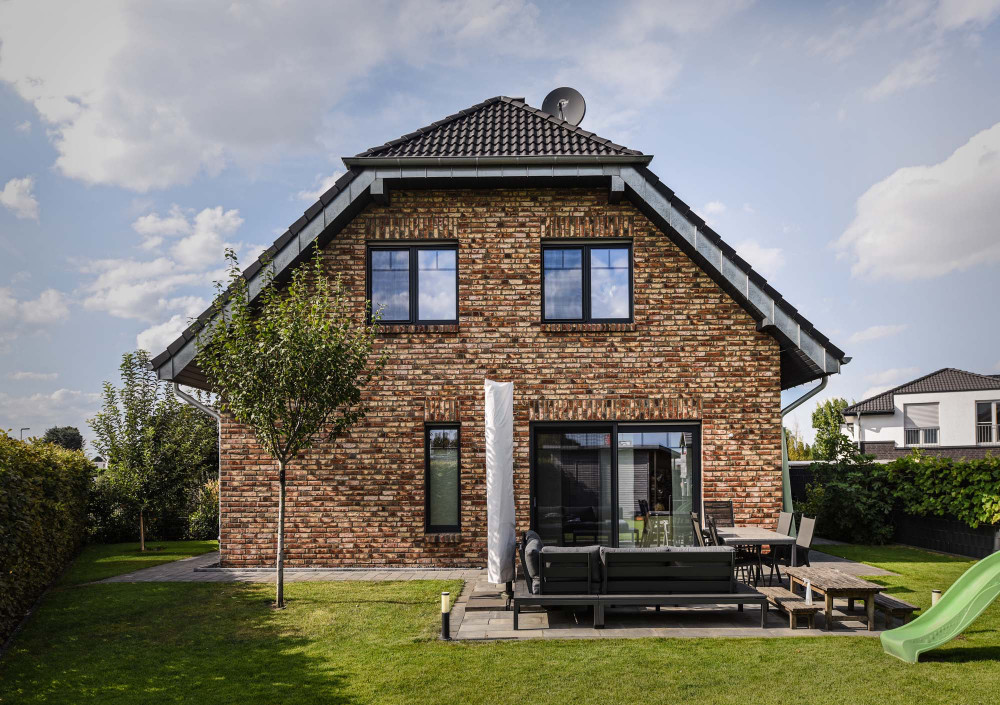 Kontrastreiche Verblendfassade mit grauer Fuge | Klinkerwerke Muhr