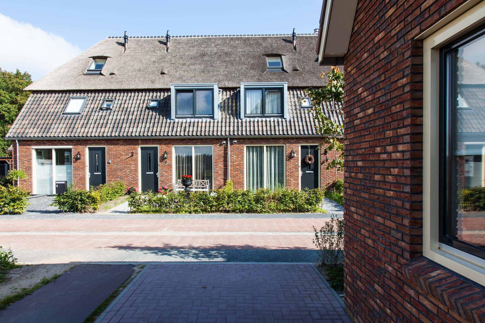 Wohnensemble mit Reetdach | Klinkerwerke Muhr