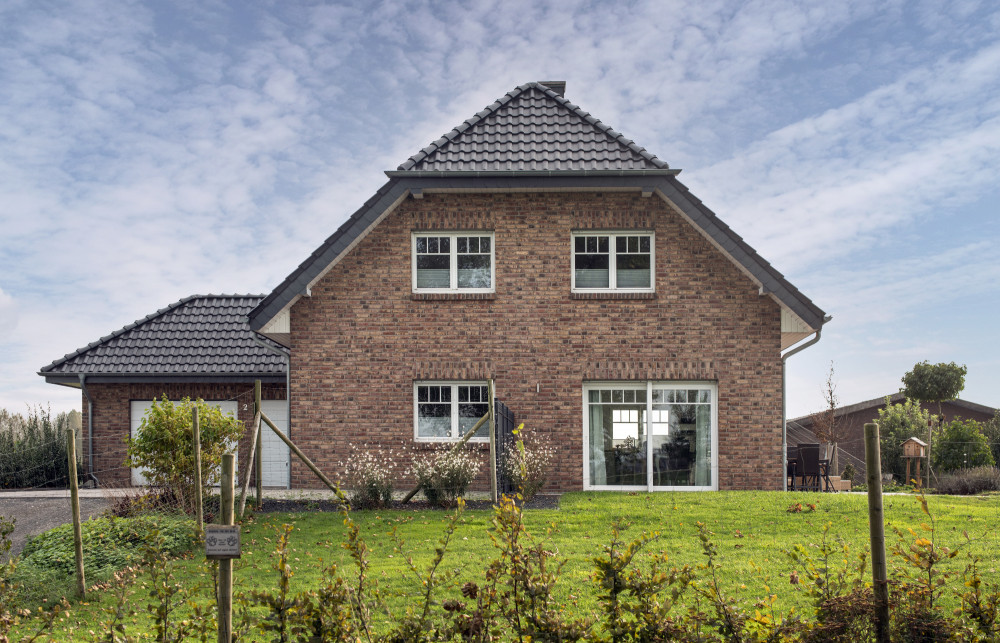 Einfamilienhaus mit weißen Fensterprofilen | Klinkerwerke Muhr