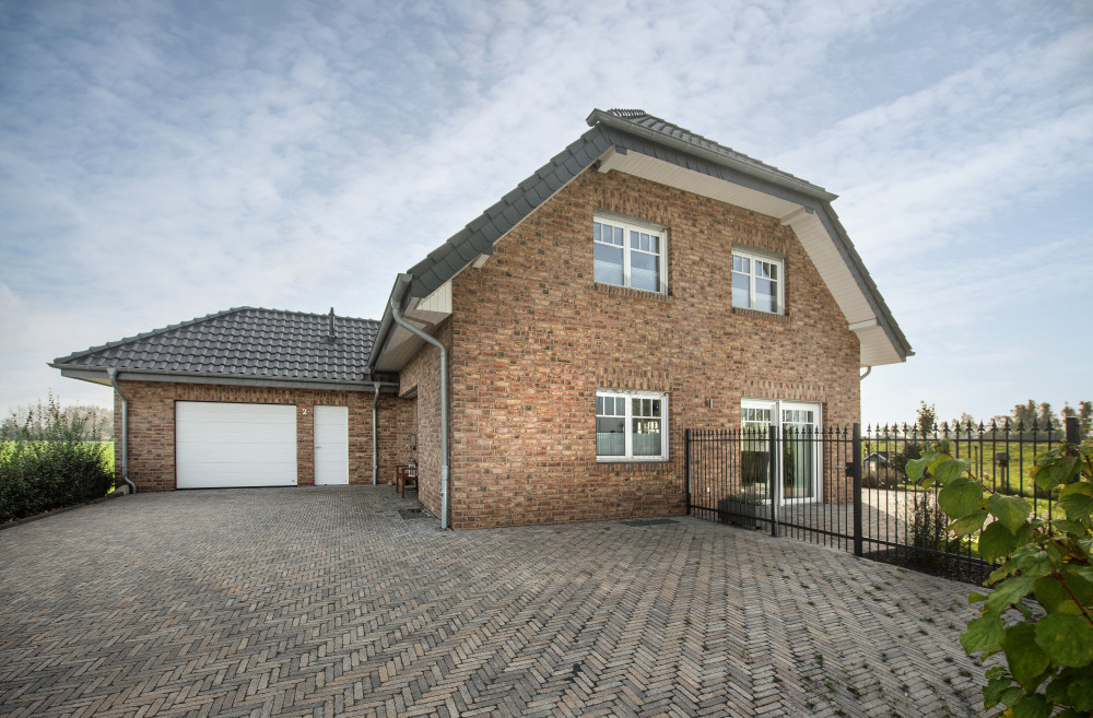 Einfamilienhaus mit weißen Fensterprofilen | Klinkerwerke Muhr