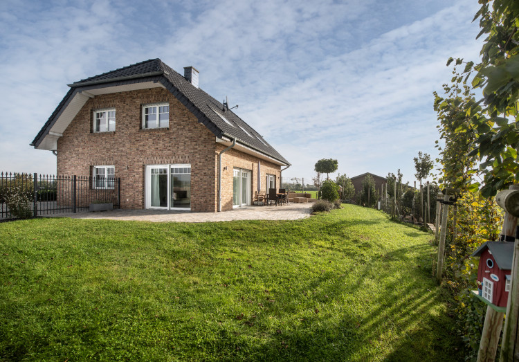 Einfamilienhaus mit weißen Fensterprofilen | Klinkerwerke Muhr