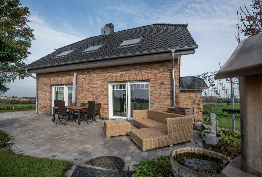 Einfamilienhaus mit weißen Fensterprofilen | Klinkerwerke Muhr