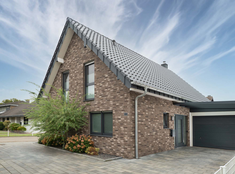 schwarz-bunter Verblender mit hellen Akzenten | Klinkerwerke Muhr