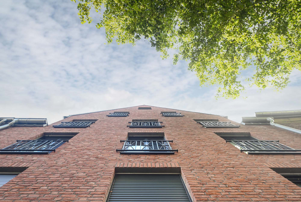 Kraftvoller Kontrast in Rot und Dunkelgrau | Klinkerwerke Muhr