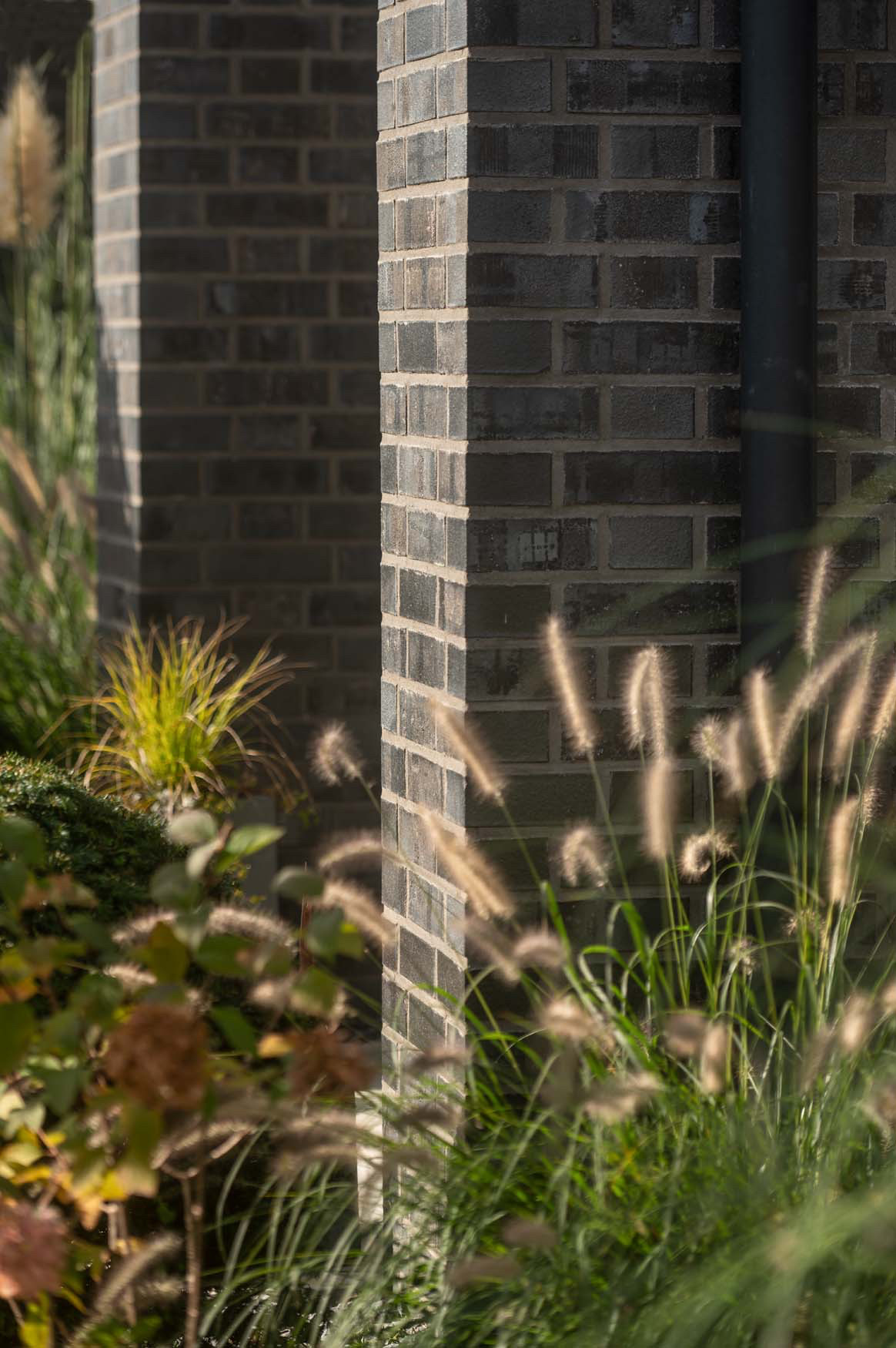 Markante Oberflächennuancen auf schwarzem Klinker | Klinkerwerke Muhr