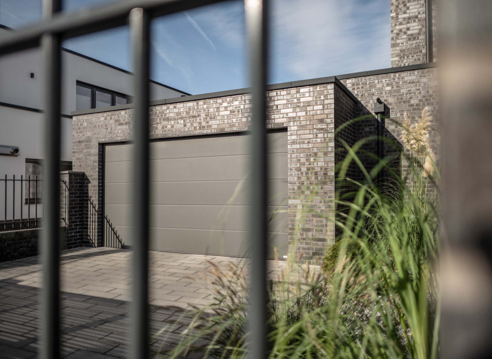 Markante Oberflächennuancen auf schwarzem Klinker | Klinkerwerke Muhr