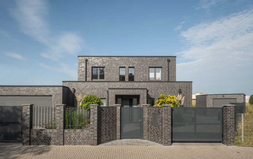 Markante Oberflächennuancen auf schwarzem Klinker | Klinkerwerke Muhr