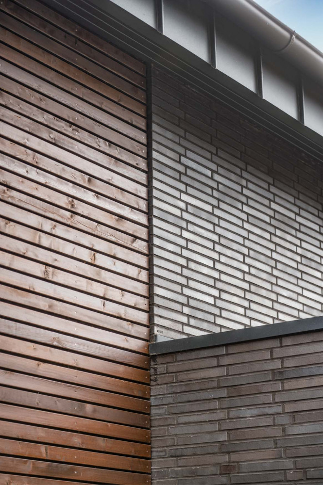 Materialkontrast aus dunklem Klinker und Holz | Klinkerwerke Muhr