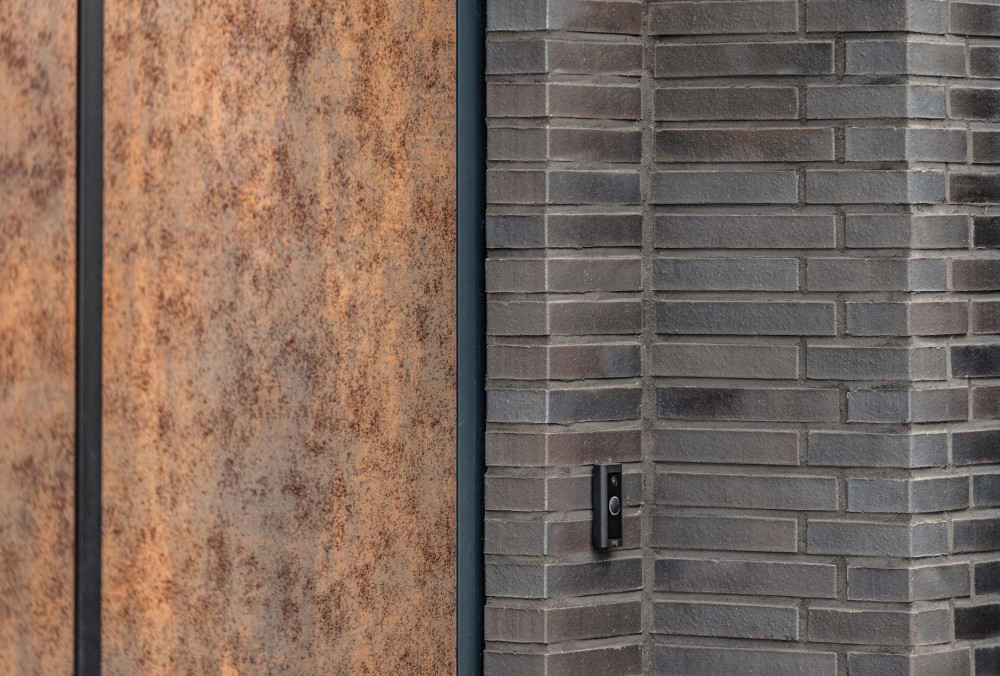 Materialkontrast aus dunklem Klinker und Holz | Klinkerwerke Muhr