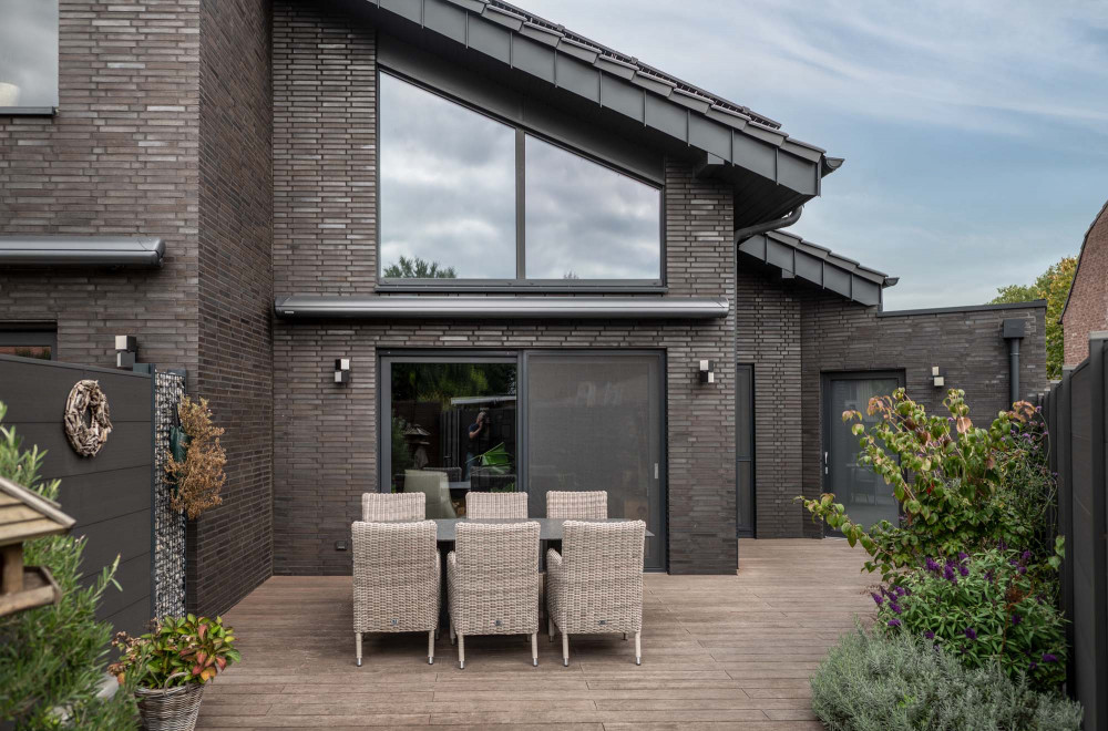 Materialkontrast aus dunklem Klinker und Holz | Klinkerwerke Muhr