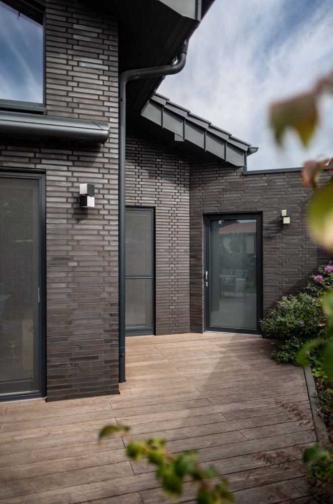 Materialkontrast aus dunklem Klinker und Holz | Klinkerwerke Muhr