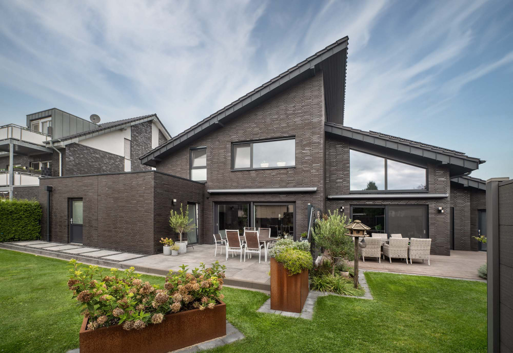 Materialkontrast aus dunklem Klinker und Holz | Klinkerwerke Muhr