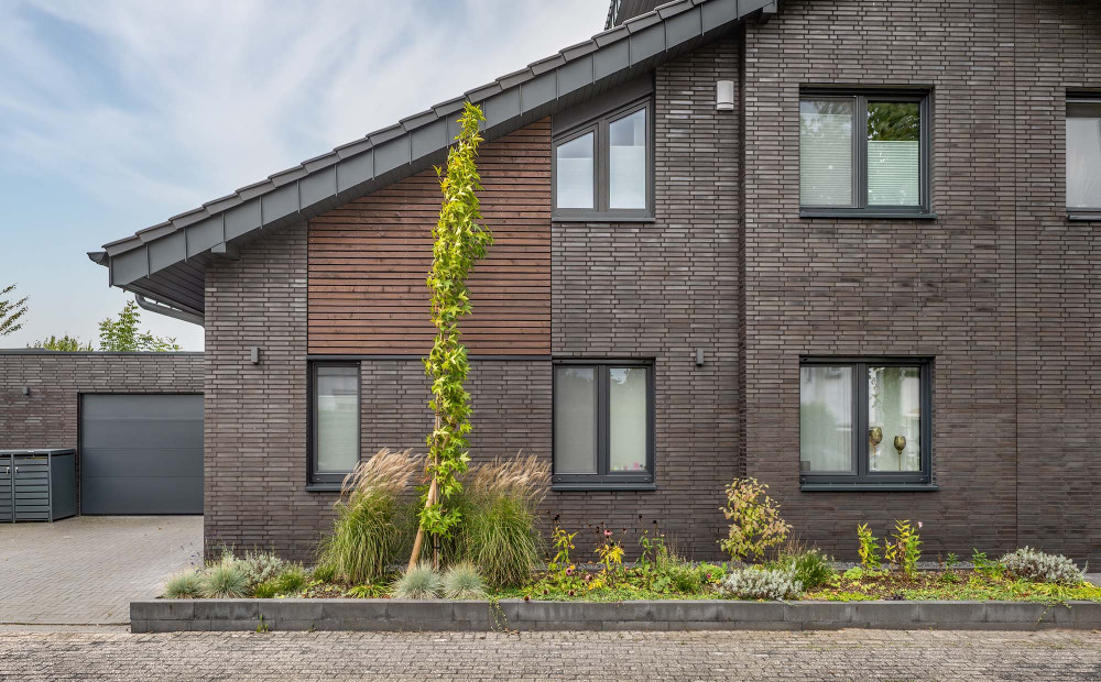 Materialkontrast aus dunklem Klinker und Holz | Klinkerwerke Muhr