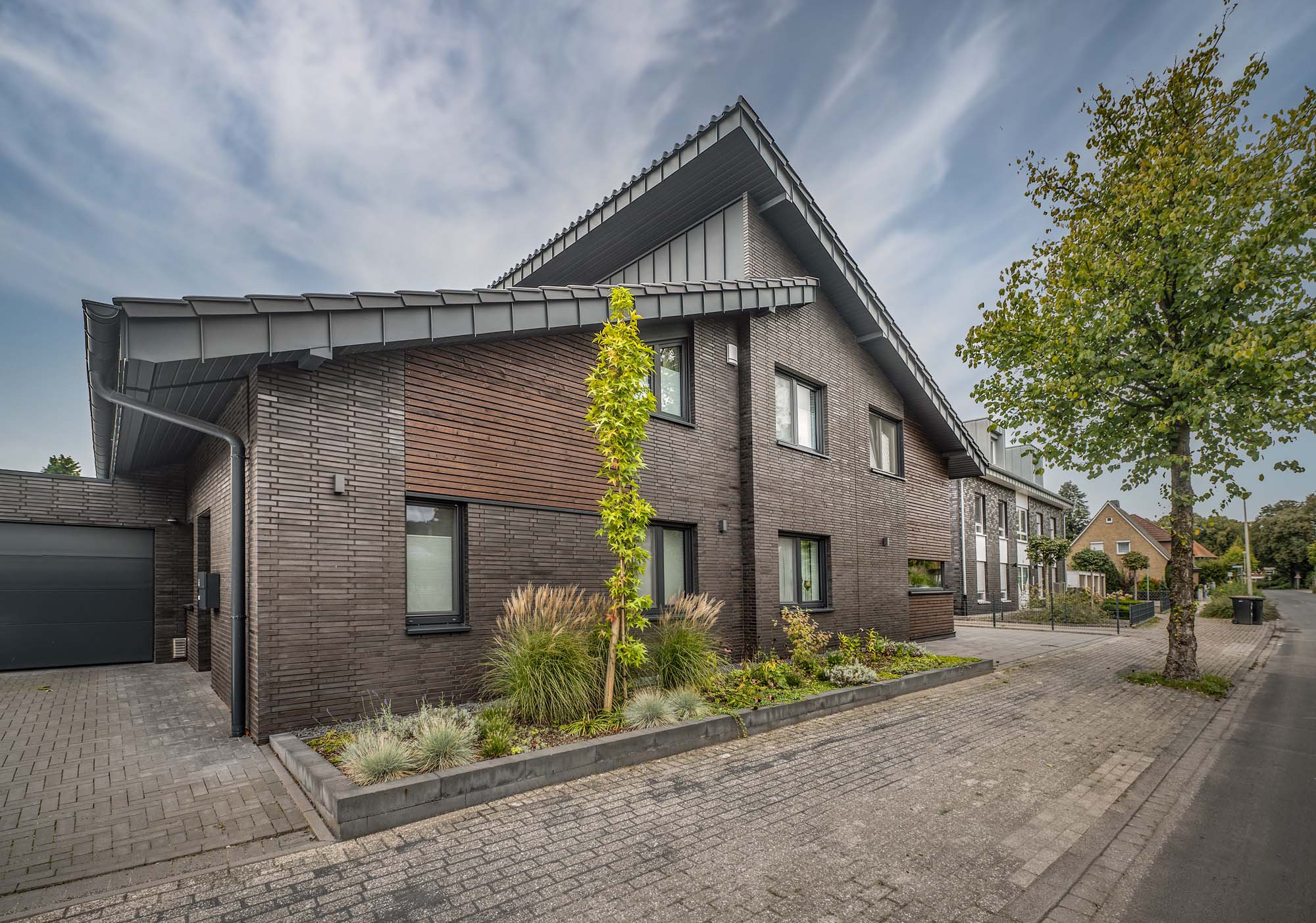 Materialkontrast aus dunklem Klinker und Holz | Klinkerwerke Muhr