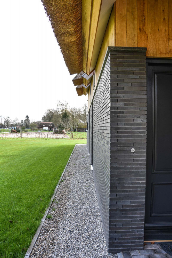 Besondere Architektur: Klinker-Holz-Fassade mit Reetdach | Klinkerwerke Muhr