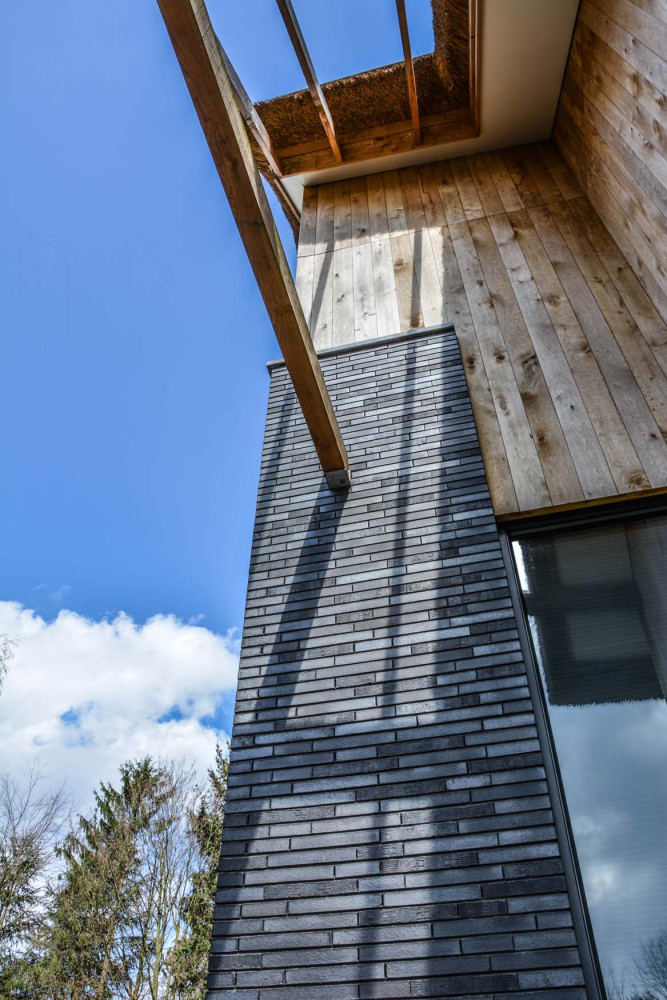 Besondere Architektur: Klinker-Holz-Fassade mit Reetdach | Klinkerwerke Muhr