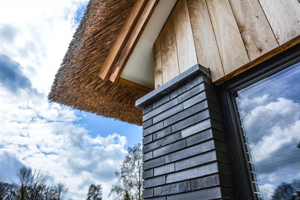 Besondere Architektur: Klinker-Holz-Fassade mit Reetdach | Klinkerwerke Muhr