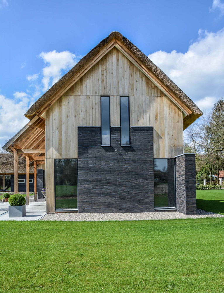Besondere Architektur: Klinker-Holz-Fassade mit Reetdach | Klinkerwerke Muhr