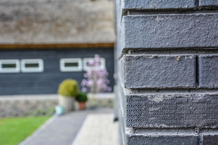 Besondere Architektur: Klinker-Holz-Fassade mit Reetdach | Klinkerwerke Muhr