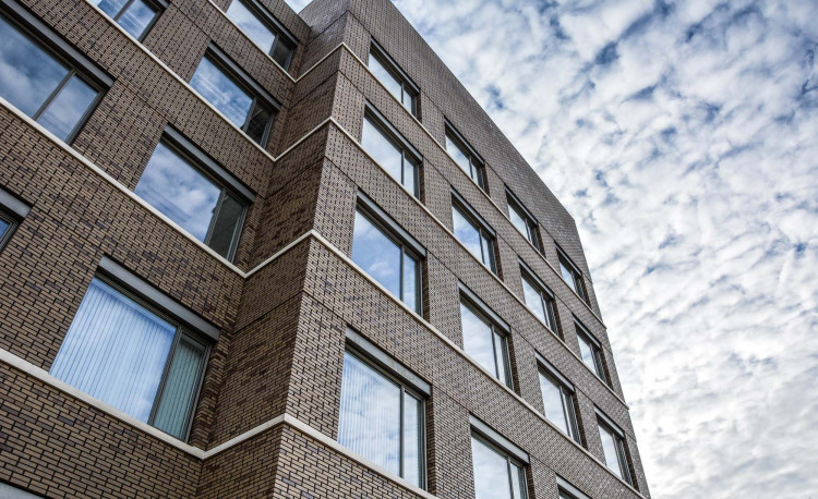 Versorgungszentrum mit grau-nuancierten Riemchen | Klinkerwerke Muhr