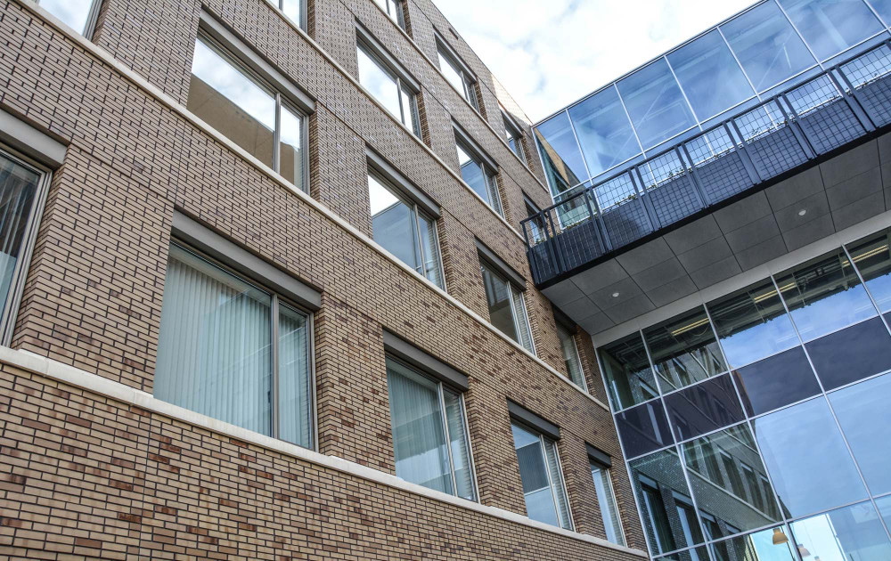 Versorgungszentrum mit grau-nuancierten Riemchen | Klinkerwerke Muhr